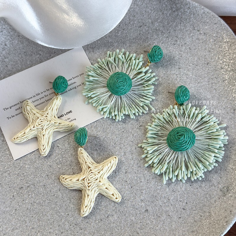 Statement Earrings Oversized - Pendientes de paja trenzada con diseño