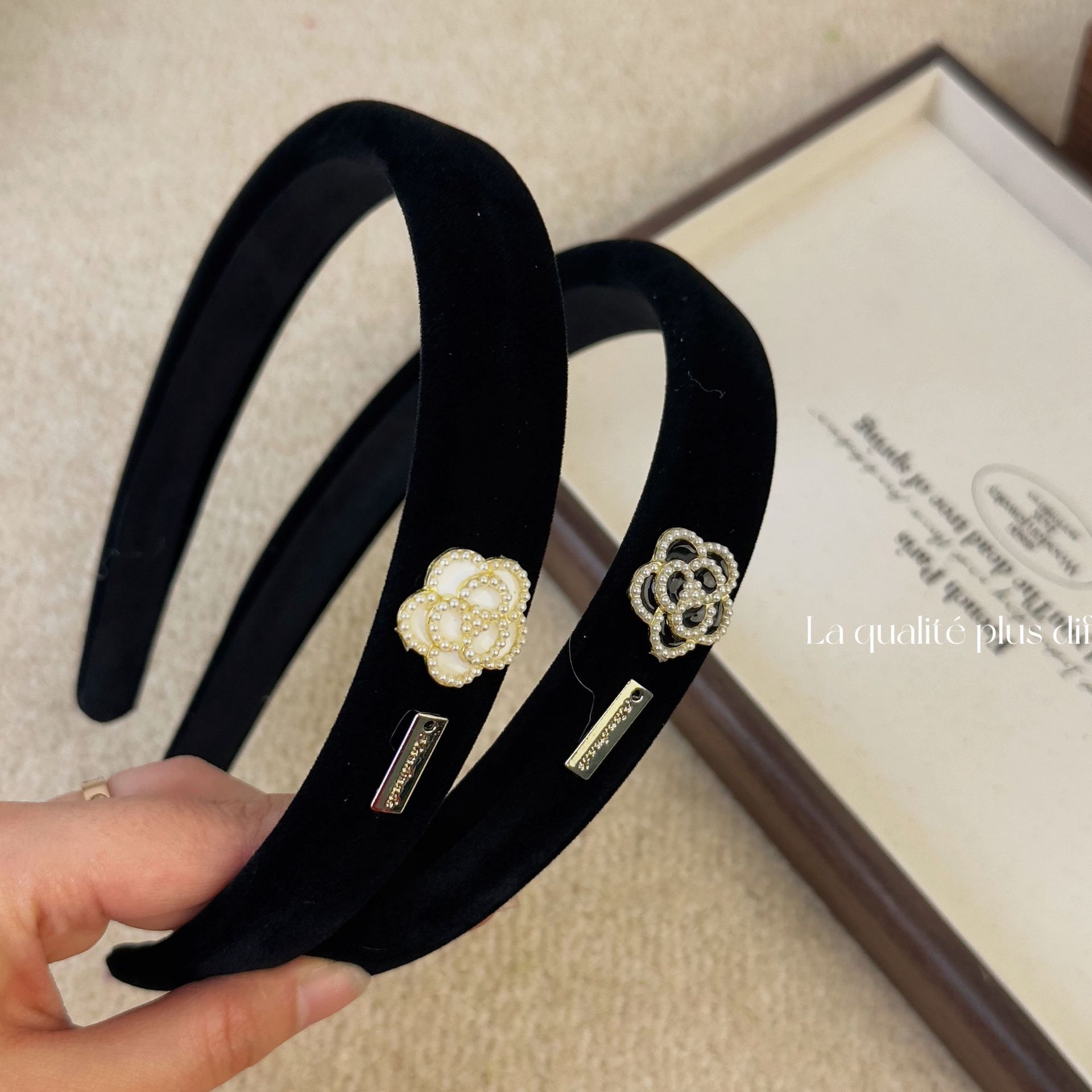 Women Accessories Logo - Diademas con logotipo de Camelia de
