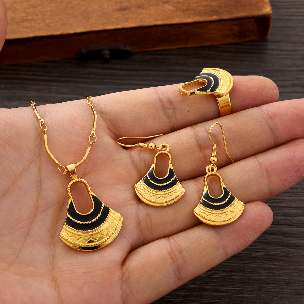 Women Accessories Png - Conjunto de joyería de color dorado